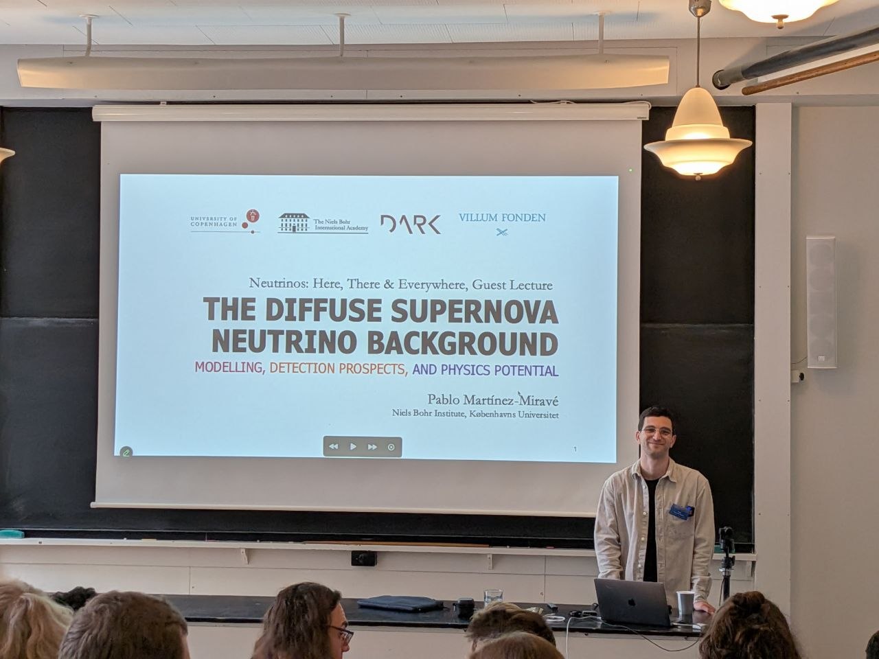 Pablo Martínez-Miravé presenting during a summer school