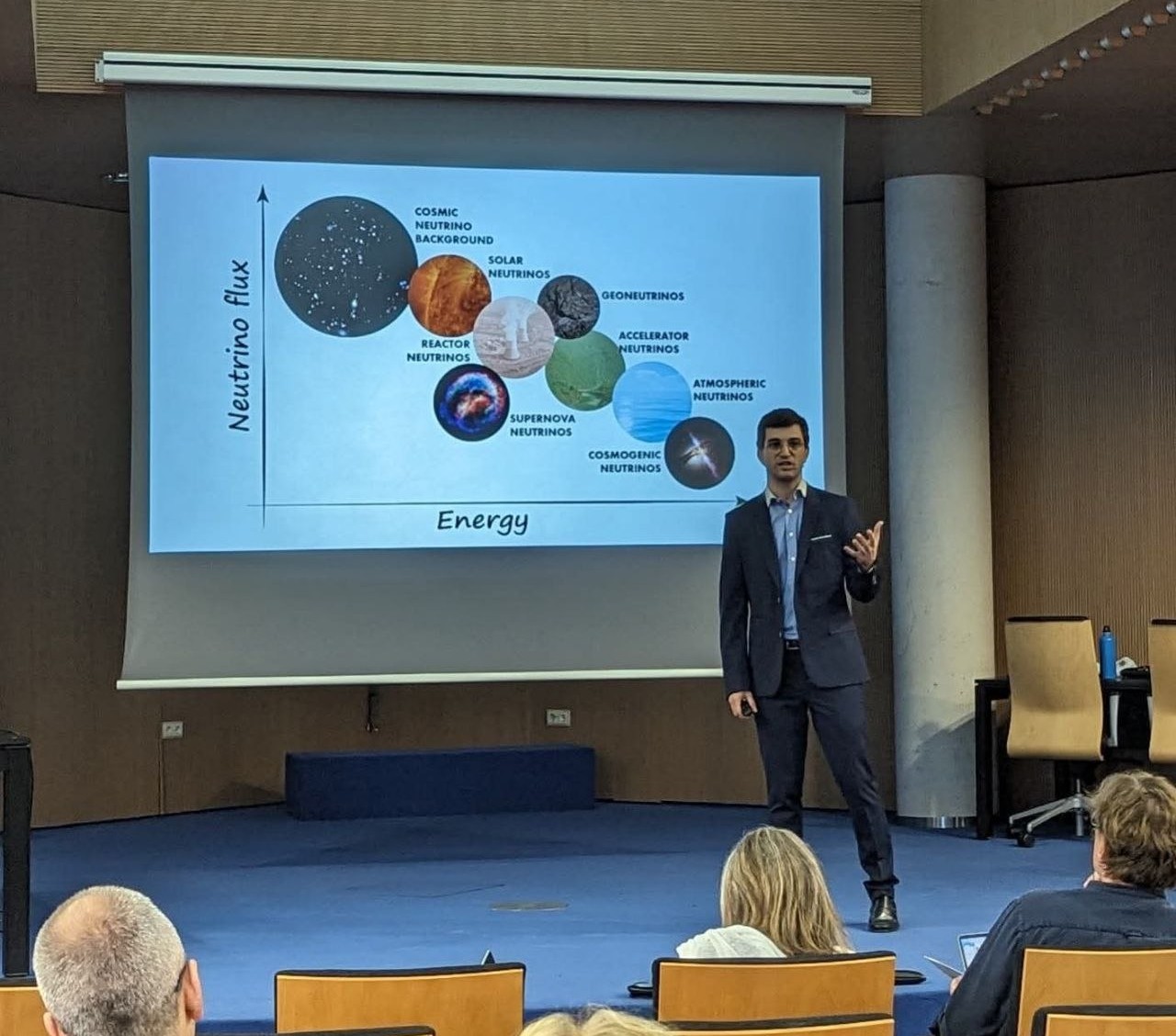 Pablo Martínez-Miravé presenting during his PhD thesis defense